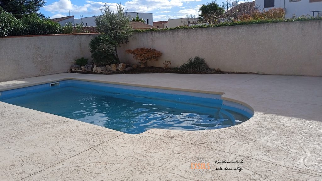 Béton imprimé ton pierre. Revêtement de sol robuste et durable.