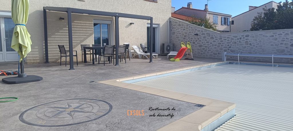 Tour de piscine en béton imprimé. Revêtement de sol moderne robuste.