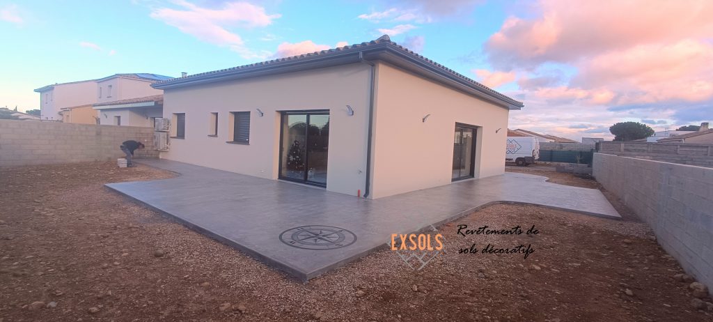 Création d'un revêtement de sol en béton imprimé sur les espaces extérieurs.