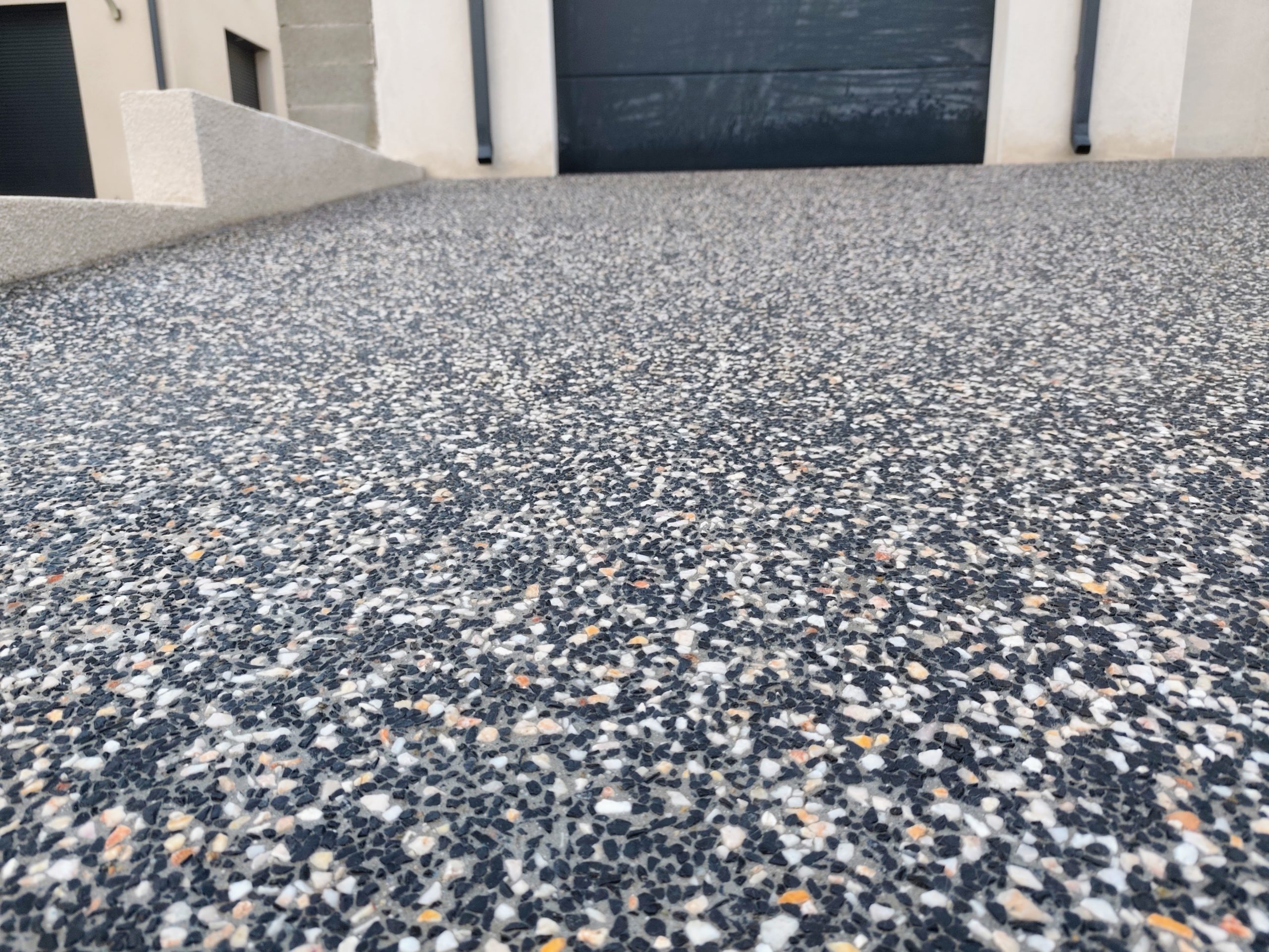 Entrée de garage en béton désactivé à Claira