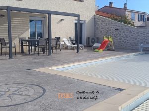 Plage de piscine en béton imprimé